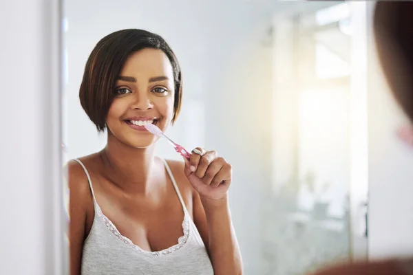 Brush Daily Clean Strong Teeth Portrait Attractive Young Woman Brushing — Stok fotoğraf