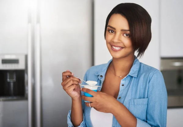 Healthy Mid Morning Snack Attractive Young Woman Eating Tub Yoghurt — Stok fotoğraf