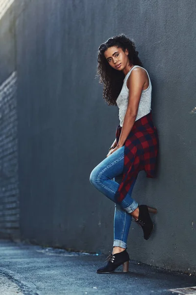 Her Streets She Roams Attractive Young Woman Posing Wall City — Foto Stock