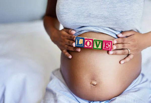 Love Grows You Everyday Pregnant Woman Wooden Blocks Her Belly — Fotografia de Stock
