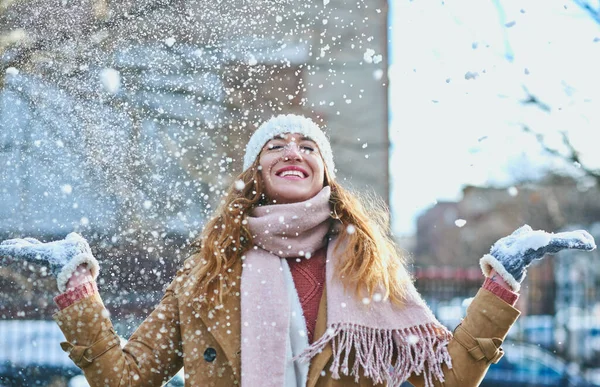 Theres Something Magical Snow Attractive Young Woman Enjoying Being Out — Fotografia de Stock