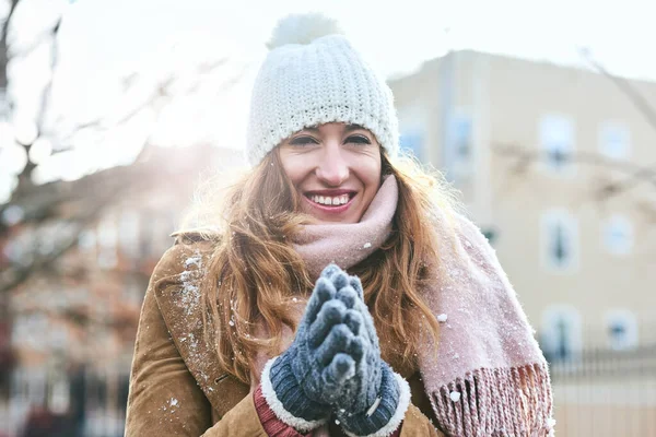 Trying Warm Hands Portrait Attractive Young Woman Enjoying Being Out — Fotografia de Stock