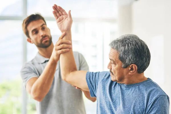Your Mobility Looks Good Young Male Physiotherapist Assisting Senior Patient — Stockfoto