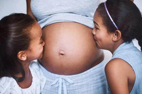 Cuteness Overload Two Cheerful Little Girls Standing Next Mother Giving — Stock fotografie