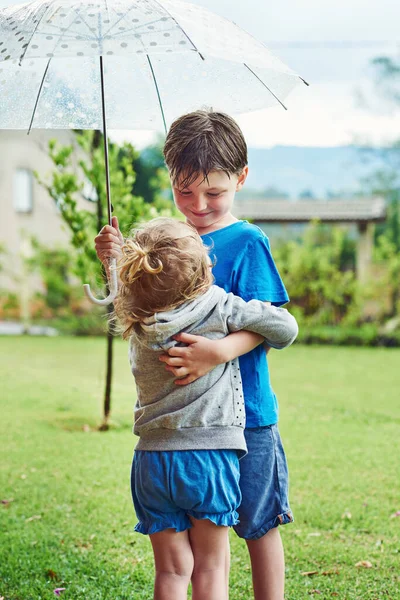 Bonding Little Sis Cheerful Little Boy Girl Standing Together Umbrella — 스톡 사진
