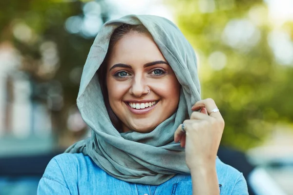 Happy Travelling Somewhere New Portrait Young Beautiful Woman Wearing Headscarf — 图库照片