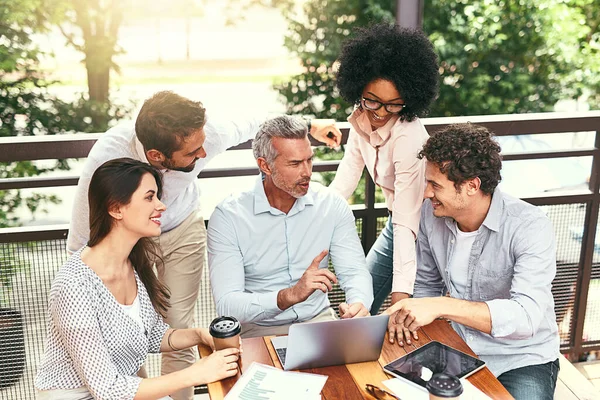 Experience Best Teacher Team Colleagues Using Laptop Together Meeting Outdoors — Stok fotoğraf