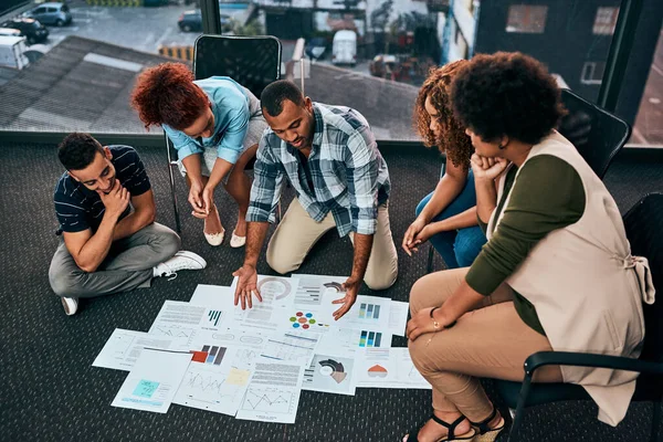 Explaining Detail Group Focussed Young Coworkers Working Together Brainstorming While — Stockfoto