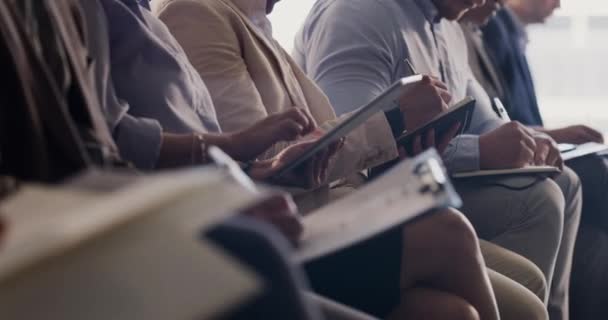 Audience Taking Notes Conference Convention Business Trade Show Sitting Row — Stockvideo