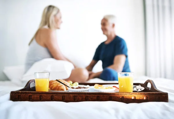 Whos Some Breakfast Bed Affectionate Mature Couple Enjoying Breakfast Bed — Stockfoto