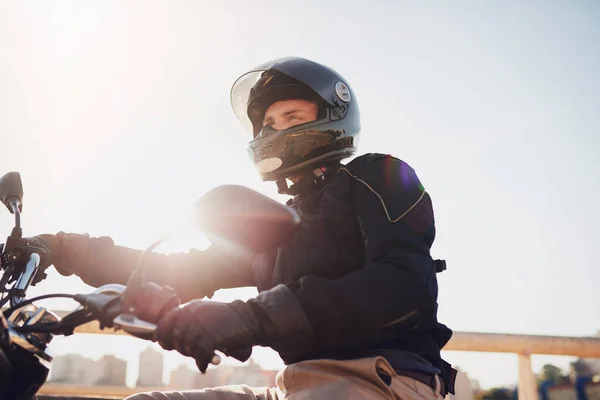 Дорога Молодой Человек Мотоцикле Городу — стоковое фото