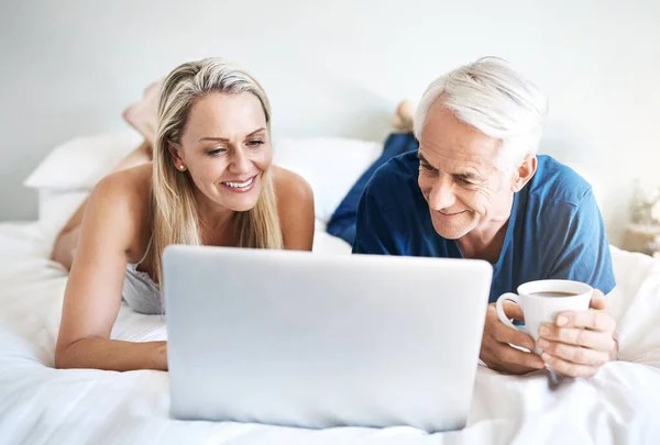 Time Some Leisurely Browsing Mature Couple Using Laptop While Relaxing —  Fotos de Stock