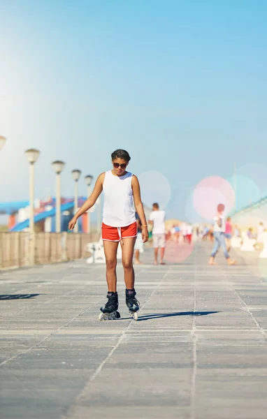 Rollerblading Great Way Stay Fit Attractive Young Woman Rollerblading Boardwalk — Stockfoto