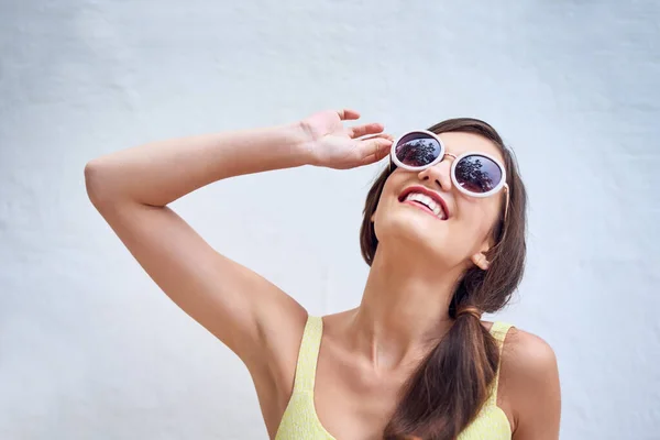 Bring Sun Studio Shot Cheerful Young Woman Wearing Sunglasses While — Stock Photo, Image