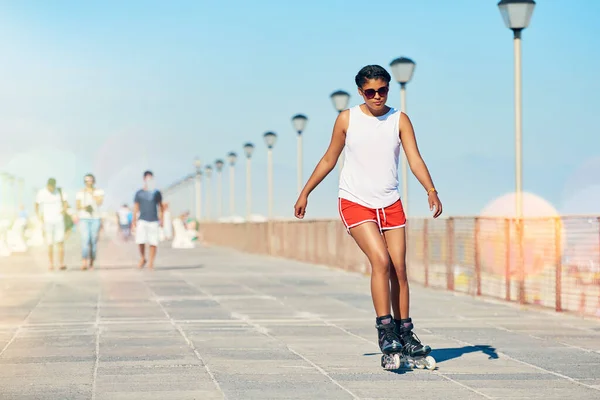 How Roll Attractive Young Woman Rollerblading Boardwalk — Stockfoto
