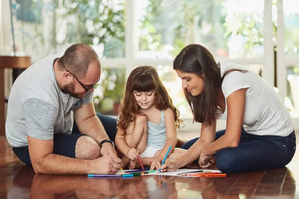 Raising Creative Little Girl Mother Father Drawing Together Young Daughter — Foto Stock