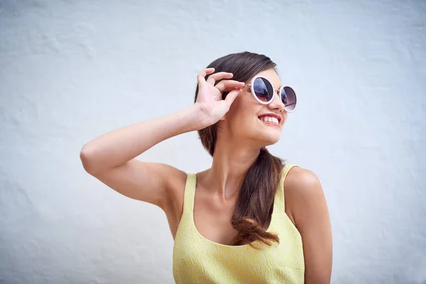 Glasses Suit You Studio Shot Cheerful Young Woman Wearing Sunglasses — Foto Stock