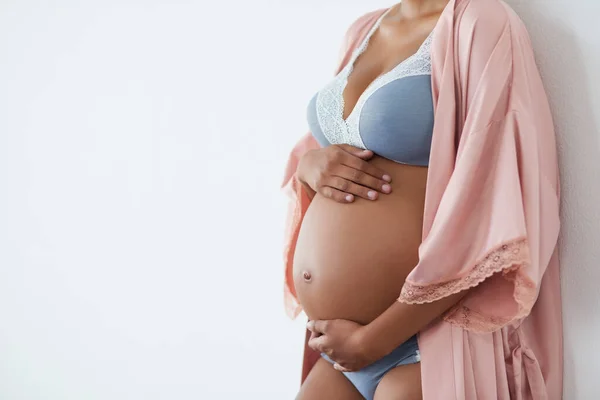 Cant Wait Cuddle You Studio Shot Pregnant Young Woman Standing — Fotografia de Stock