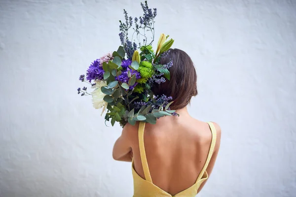 Spring Air Rearview Studio Shot Unrecognizable Woman Holding Bouquet Flowers — Stock Fotó