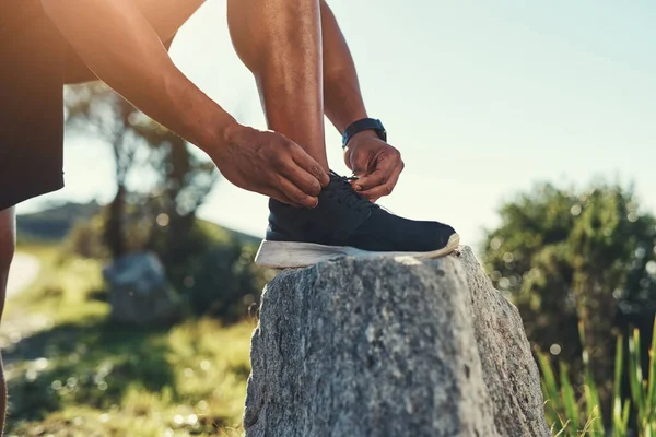 Secure Steady Unrecognizable Male Runner Tying His Shoelaces Outdoors — Stockfoto