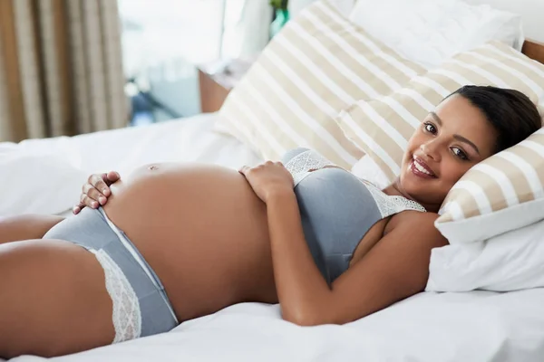 Enjoying Every Bit Experience Portrait Pregnant Young Woman Relaxing Her — Foto Stock