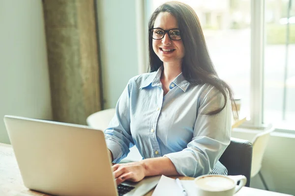 Biggest Advantage Freelancing Working Whenever Wherever Portrait Young Woman Using — Fotografia de Stock