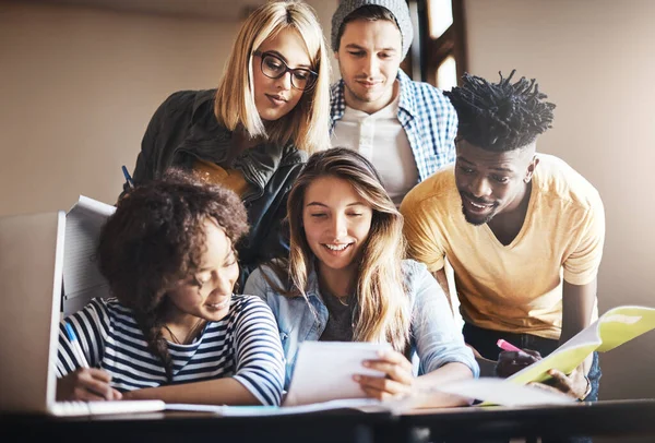 Taking Notes Together Group University Students Working Assignment Together Class — Stockfoto