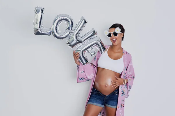 Love Big Mothers Her Baby Studio Shot Beautiful Young Pregnant — Foto Stock