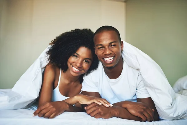 How Weekends Portrait Happy Young Couple Relaxing Duvet Bedroom — Stok fotoğraf