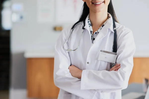 Confident Capable Unrecognizable Female Doctor Standing Her Arms Folded Hospital — Fotografia de Stock