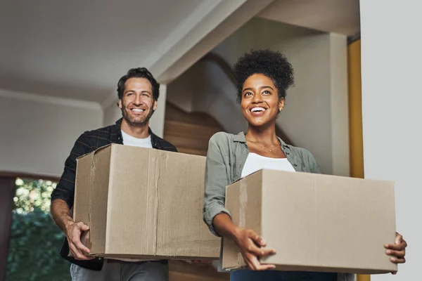 New House Moving Happy Couple Carrying Boxes While Feeling Proud —  Fotos de Stock