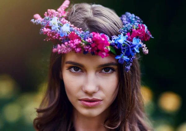 Flower Crown Fit Queen Nature Portrait Beautiful Young Woman Wearing — Zdjęcie stockowe