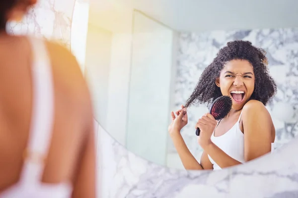 Feel Fabulous Look Fabulous Attractive Young Woman Singing While Brushing — Stok Foto