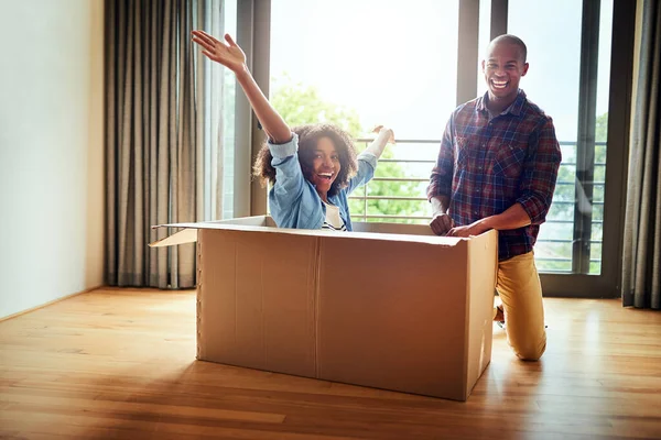 Surprise Everyone Cheerful Woman Cardboard Box Her Boyfriend Standing Next — Stock Photo, Image