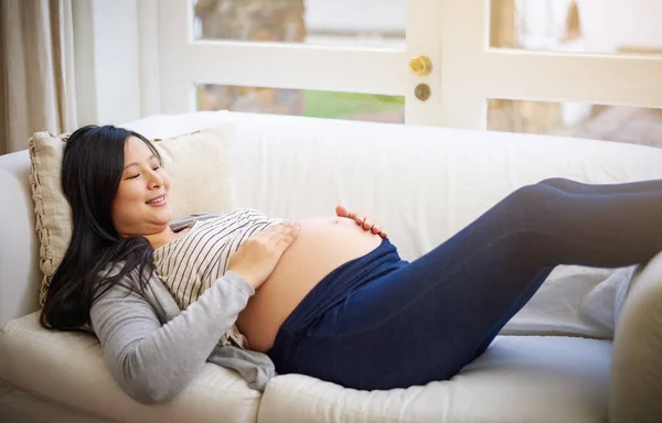 Cant Wait Hold You Arms Attractive Young Pregnant Woman Relaxing — Stock fotografie