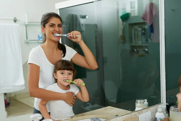 Big Girls Brush Teeth Twice Day Portrait Mother Daughter Brushing — Stockfoto