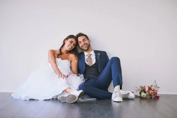 Meet New Mrs Studio Portrait Newly Married Young Couple Sitting — Stockfoto