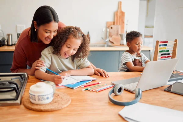Mother Children Doing Homework Kitchen Table Bonding Enjoying Family Time — Zdjęcie stockowe