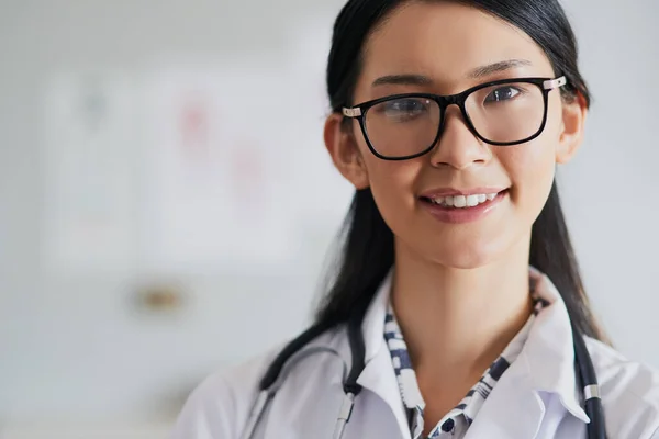 Tell What Ails You Cropped Portrait Young Female Doctor Standing — Stockfoto