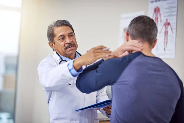 Hurts Right Here Confident Mature Male Doctor Doing Checkup Patient — Photo