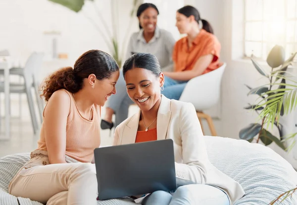 Group Business Women Laptop Sitting Laughing Looking Social Media Break — Stockfoto