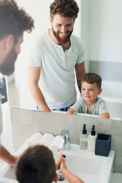 Start Day Cleanliness Young Handsome Father Helping His Adorable Little — Fotografia de Stock