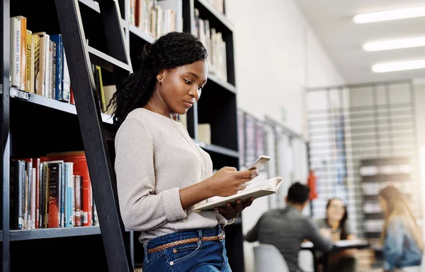 Deciding Studying Ebook Real Book Focused Young Woman Using Her — Foto Stock