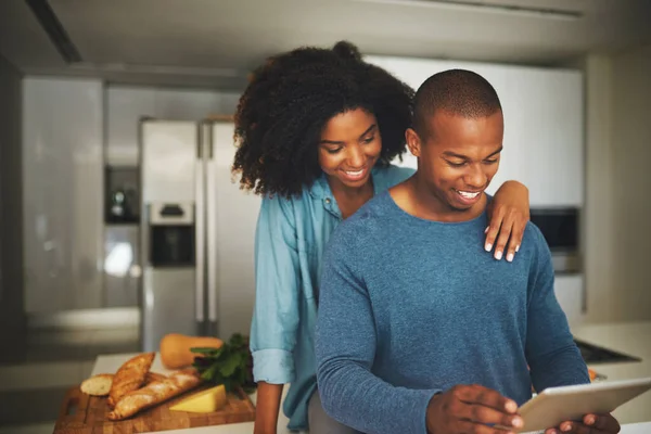 What You Cheerful Young Couple Relaxing Kitchen While Browsing Digital — Fotografia de Stock