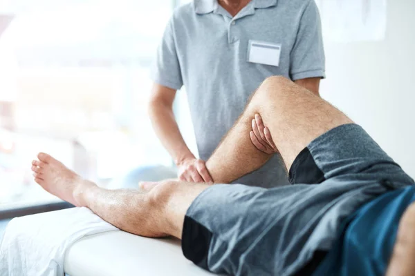 Road Recovery Unrecognizable Male Physiotherapist Treating Patient — Stock Photo, Image