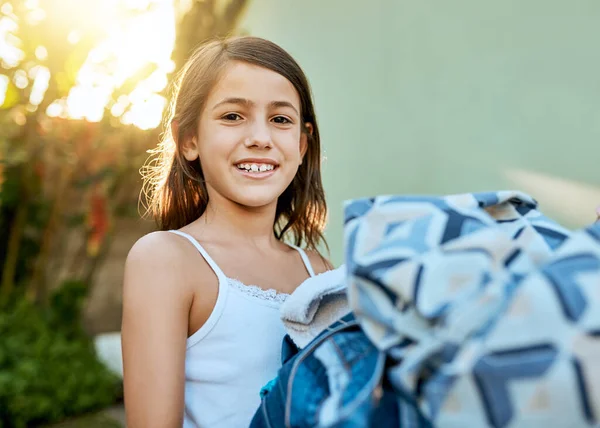 Look Can Laundry All Myself Portrait Little Girl Hanging Laundry — Foto Stock