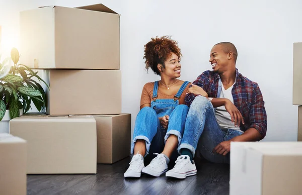 Ours Attractive Young Couple Moving House — Stockfoto