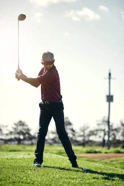 Pull Back Swing Focused Young Male Golfer Swing Play Shot — Zdjęcie stockowe