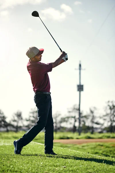 Ones Going Mountains Focused Young Male Golfer Swing Play Shot — Stock fotografie