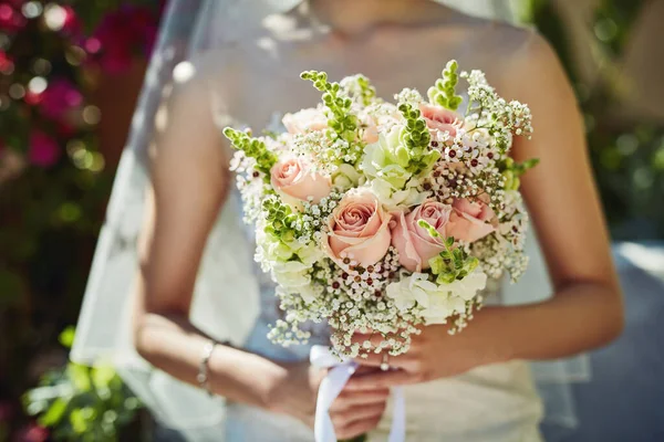Who Catch Wonder Unrecognizable Woman Holding Bouquet Flowers Wedding —  Fotos de Stock